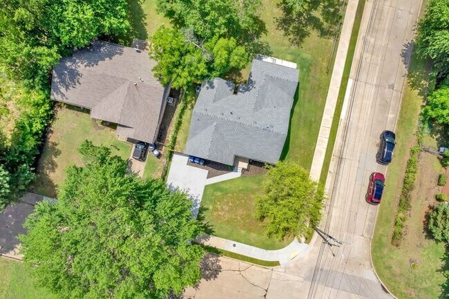 Building Photo - Stunning 3-Bedroom Home with Modern Upgrades in Tulsa