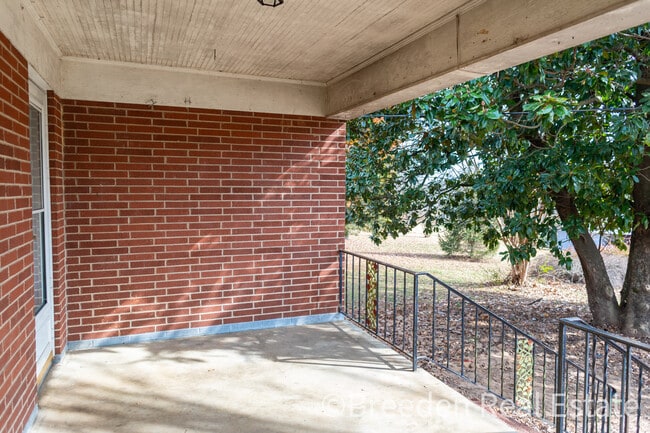 Building Photo - 300 Oakland Ave