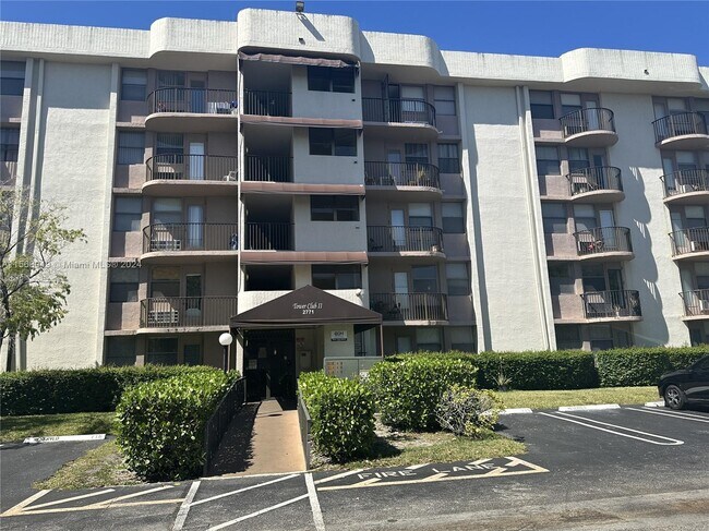 Building Photo - 2771 Riverside Dr