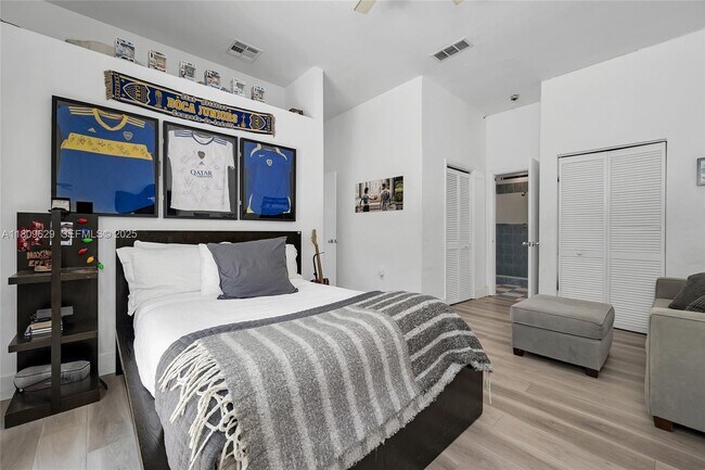 Building Photo - 201 Knollwood Dr