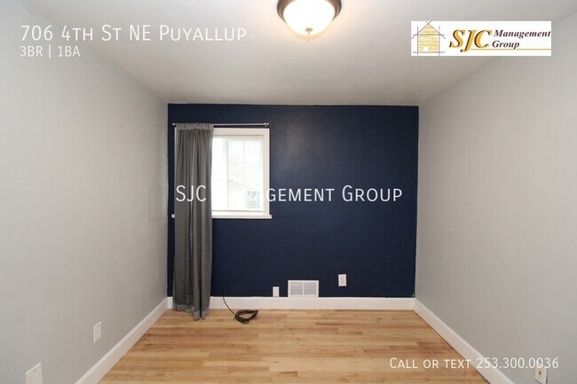 Building Photo - Three bedroom one bath in Downtown Puyallu...
