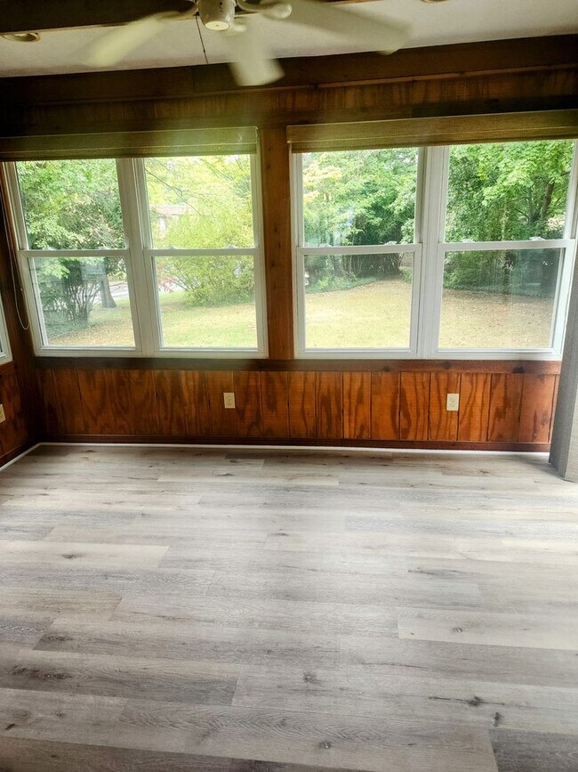 Building Photo - Charming 2-Bedroom Home in Fairview Park