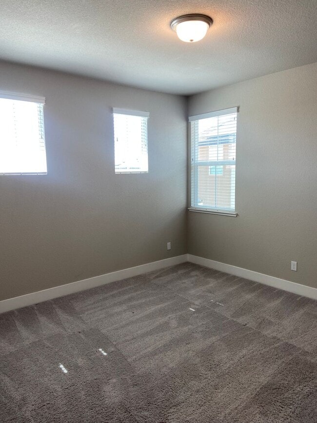Building Photo - El Dorado Hills  - Saratoga Estates, Gated Community. 4 Bdrm, 3 Bath