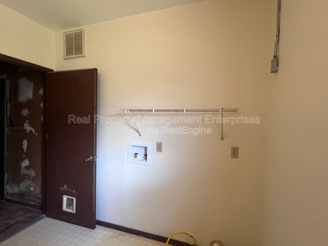 Building Photo - 204 Wolf Ln