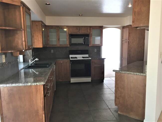 Building Photo - 2 story 3 bed in Northwest Bakersfield with Solar - $2400 + $130 Solar Fee