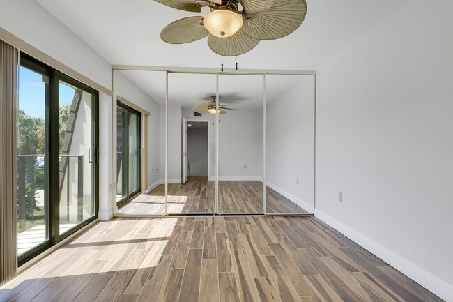 Building Photo - 2324 23rd Ct