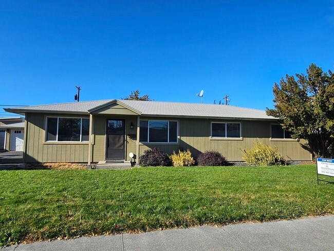 Primary Photo - 3 Bedroom home in desirable neighborhood!