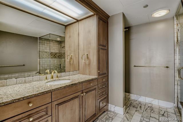 Building Photo - 400 E 3rd Ave