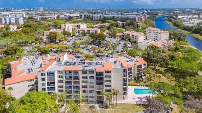 Building Photo - 2322 S Cypress Bend Dr