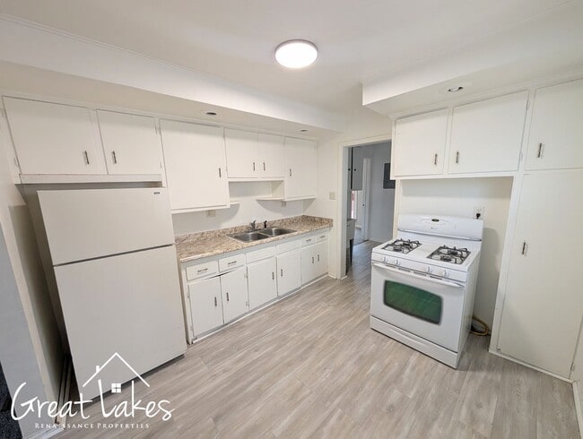 Building Photo - Cozy 4 Bedroom 1 Bathroom now available for rent