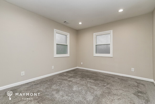 Building Photo - 905 King Dr SE