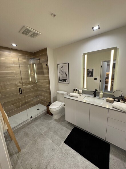 Building Photo - 122 NE 23rd St