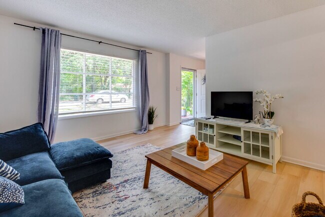 Building Photo - The Munson Retreat, Furnished 3 bed 2 bath near Munson Park