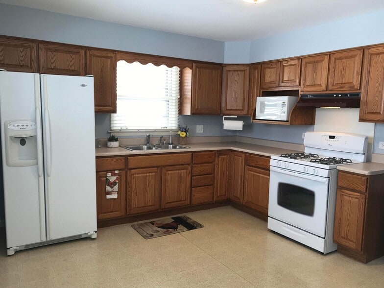 Building Photo - 782 N Van Auken St