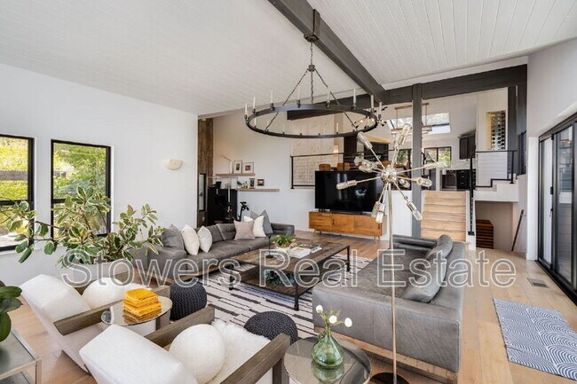 Building Photo - 357 La Casa Via