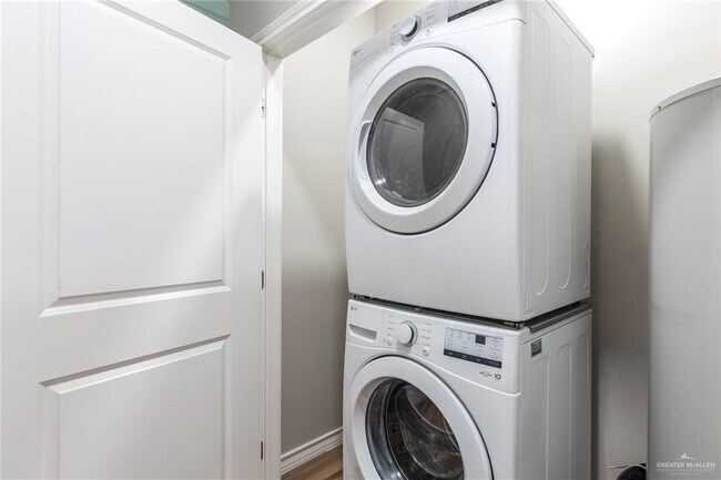 Building Photo - 9 Cedar Ave E