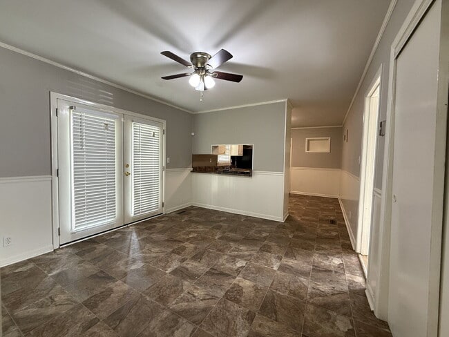 Building Photo - "Charming 3-Bed Home with Beautiful Hardwood Floors on Euclid Road!"