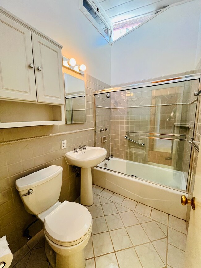 Building Photo - Stunning 4 Bed 2 Bath Eichler near Midtown...