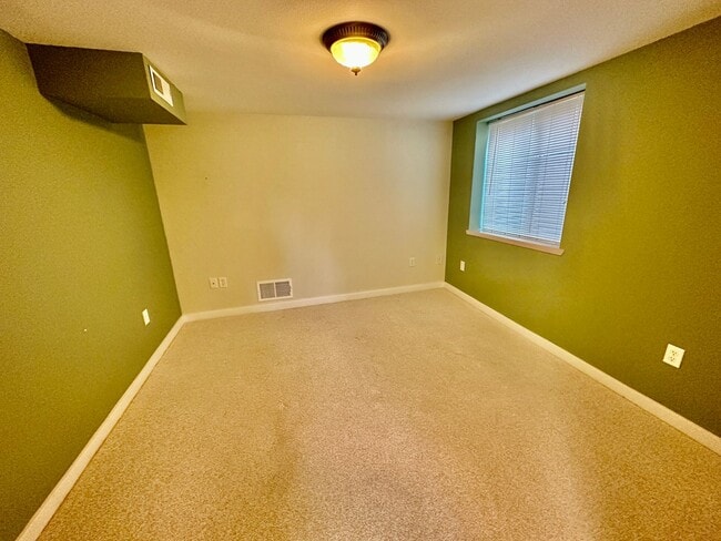 Building Photo - Charming Downriver Home