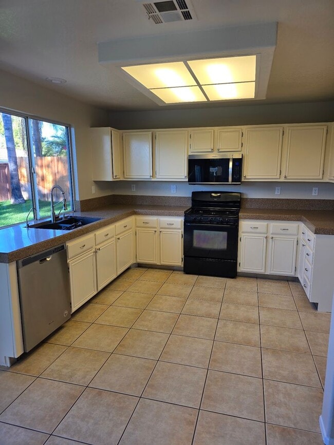 Building Photo - 4 Bedroom Home in Paloma del Sol. Fresh Pa...