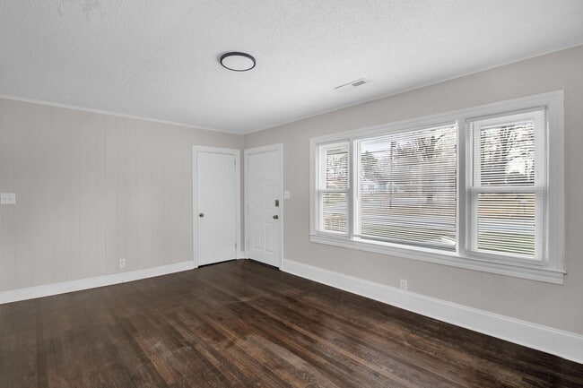 Building Photo - Lovely 3 bedroom, 1 bathroom home in High Point with LVP throughout!