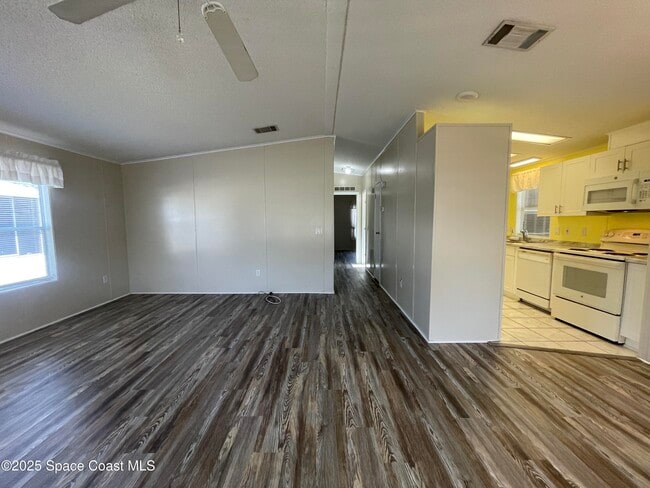Building Photo - 1204 Calusa Dr