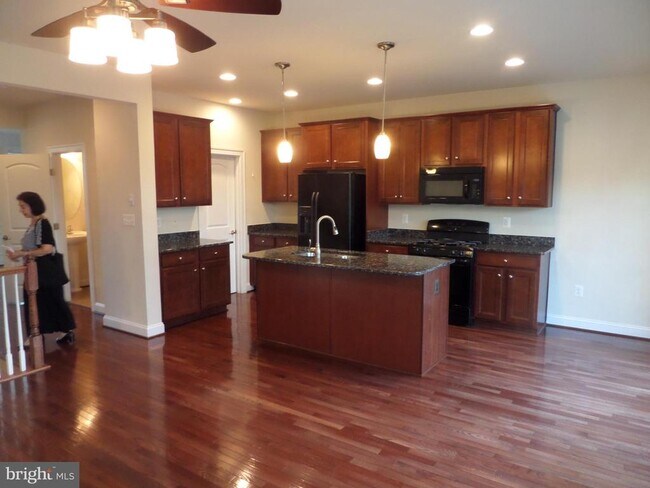 Building Photo - 15998 Greymill Manor Dr