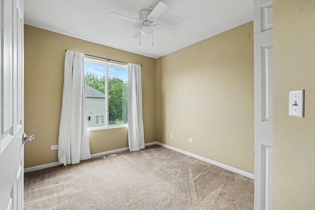 Building Photo - 24617 Patriot Square Dr S