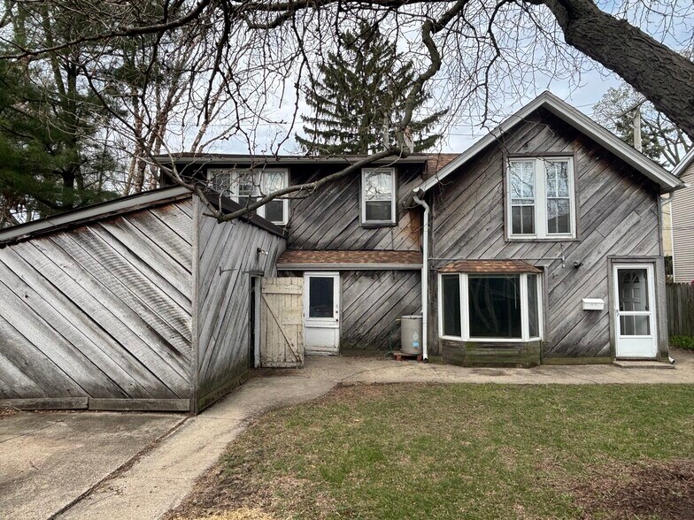 coach house, attached to owner's garage and shared storage shed - 1512 Wesley Ave