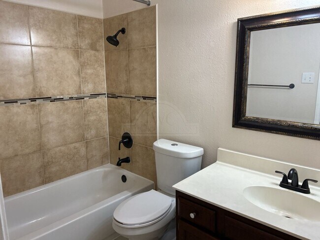 Building Photo - 4910 Parkwood Dr