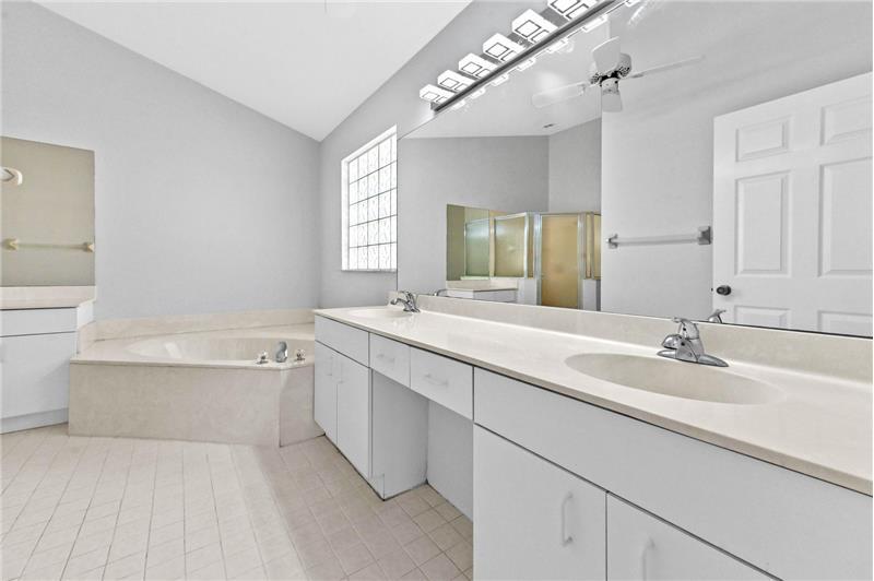 Building Photo - 14066 Glenlyon Ct