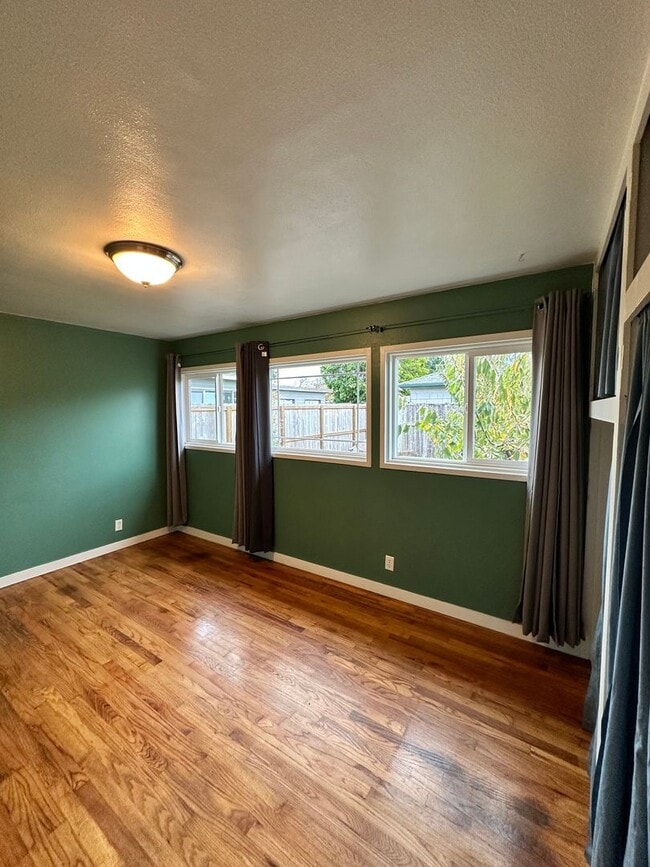 Building Photo - 2 Bedroom/ 1 Bath House in Eureka, Single car Garage with Washer & Dryer included!!