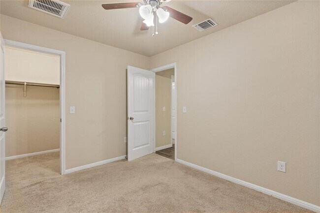 Building Photo - 10625 Menominee Falls Ln