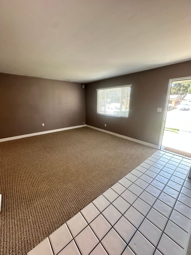 Building Photo - Beautifully landscaped 3BR/2BA house in La...