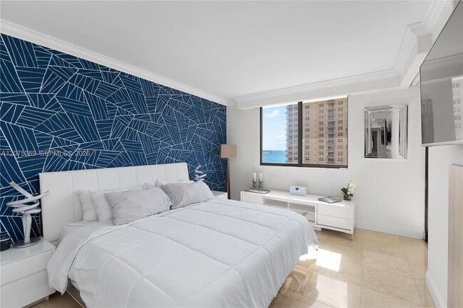 Building Photo - 520 Brickell Key Dr
