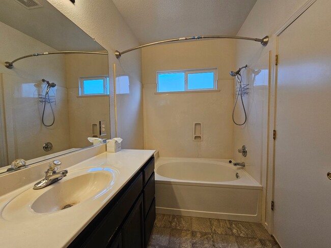 Building Photo - 3 bedroom single story in Manteca!