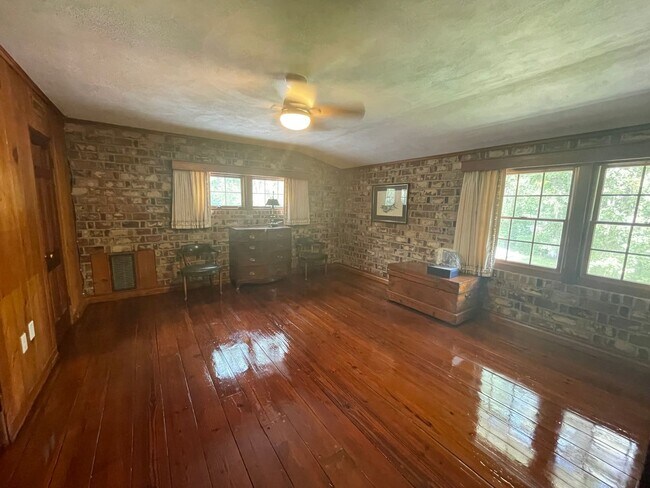 Building Photo - Stunning 3-Bedroom, 2-Bathroom Home with A...