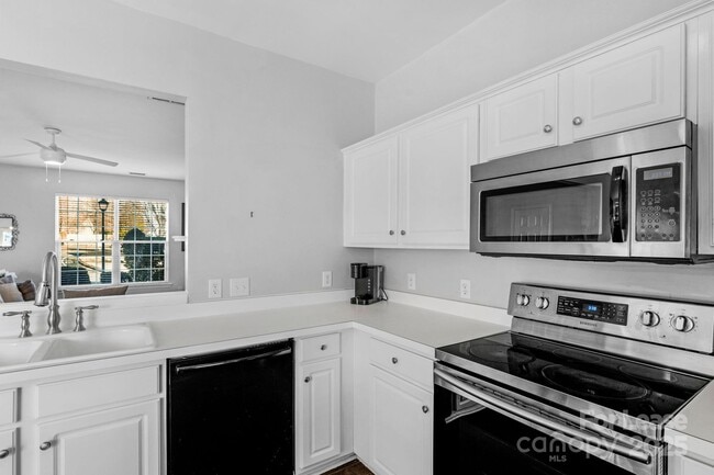 Building Photo - 3213 Mannington Dr