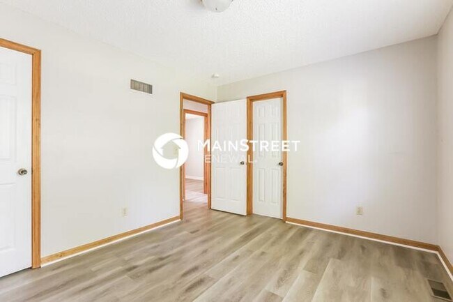 Building Photo - 3 Bedroom Pet-Friendly Home in LEES SUMMIT, MO with Main Street Renewal