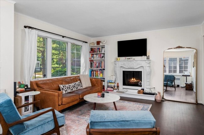 Building Photo - Ranch-style residence offers 3 bedrooms an...
