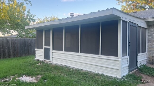 Building Photo - 405 Bryan Dr