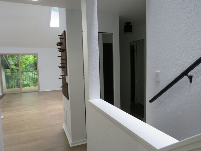 Building Photo - Redmond Modern & Updated 3bd/2bath Condo i...