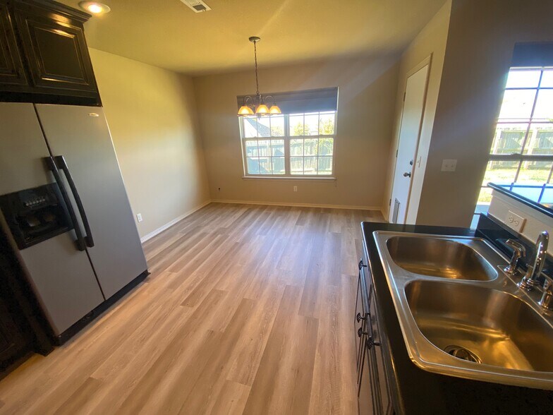 Building Photo - 450 Remson Ln