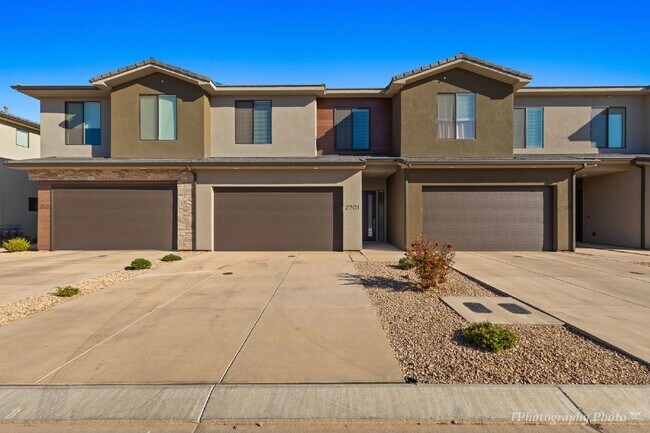 Building Photo - "Beautiful pet friendly 3-Bedroom, 2.5 Bat...