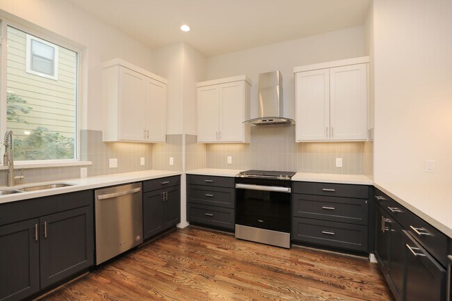 Building Photo - 1537 W 24th St