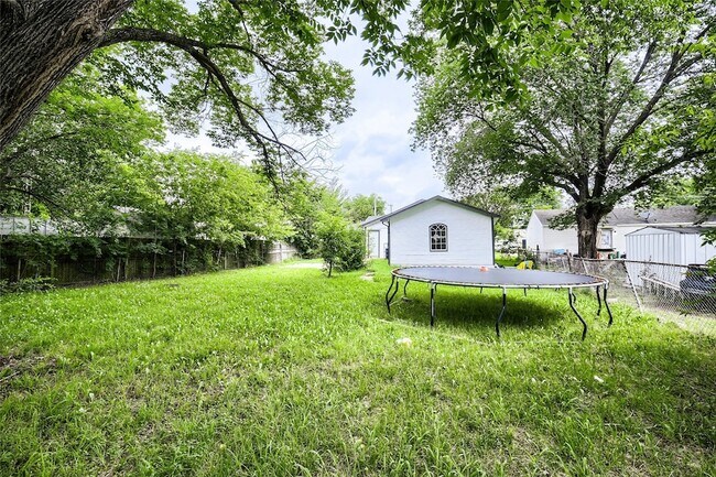 Building Photo - 326 E Holley St