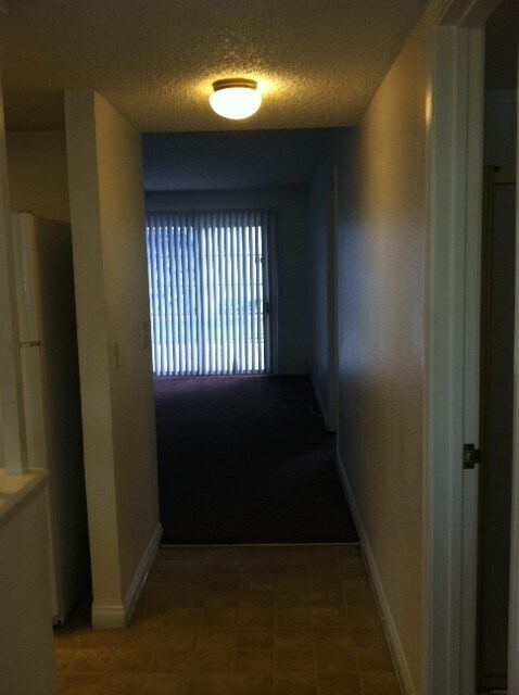 Building Photo - Ground Floor Condominium minutes to UNLV/2 Bed/2 Bath