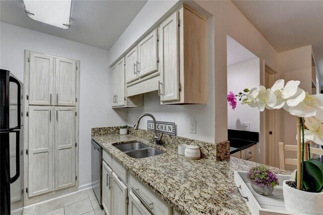 Building Photo - 2 Bedroom 2 Bath in Buckhead