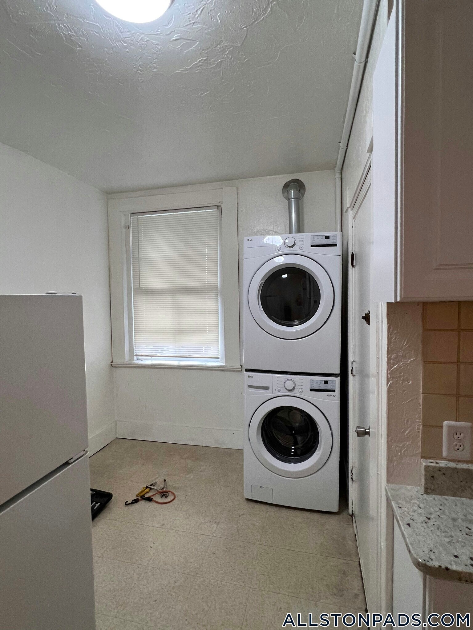 Building Photo - 4 Adella Pl