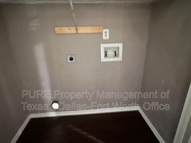 Building Photo - 1404 Straus Rd